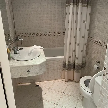 Charming 1 Bedroom In Sunny Lägenhet
